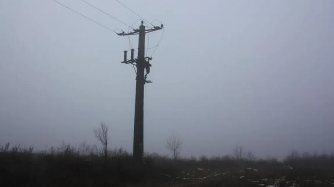 Un bărbat din Vaslui a murit electrocutat după ce a atins firele unei reţele de electricitate cu o scară. A fost deschisă o anchetă