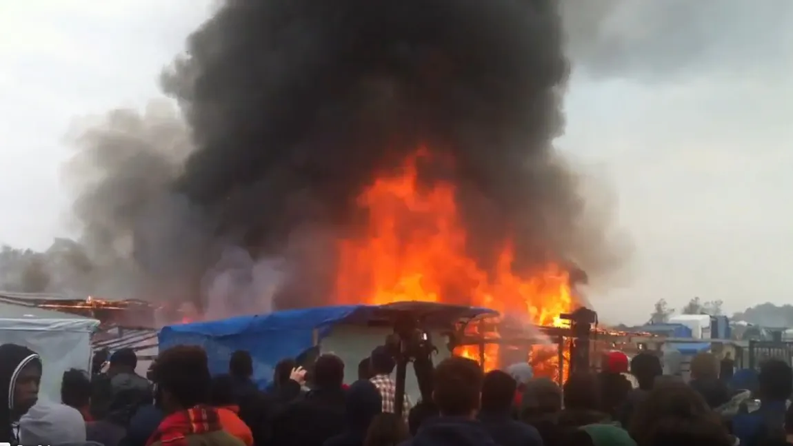 Mai multe incendii au izbucnit în tabăra de la Calais, în timp ce autorităţile continuă evacuarea