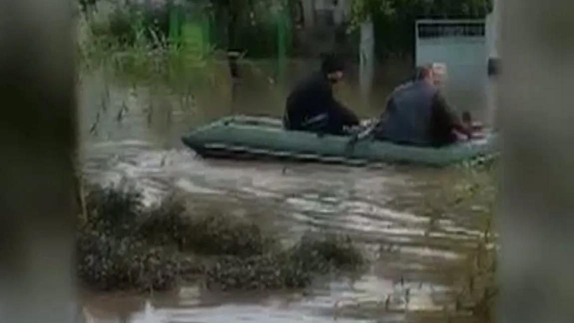 COD ROŞU de intervenţie în Galaţi. O localitate a fost EVACUATĂ din cauza inundaţiilor. MAI: Evacuaţii au hrană şi adăposturi VIDEO