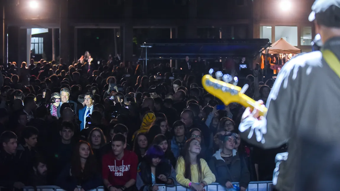 Klaus Iohannis, apariţie surpriză la un festival de muzică din Timişoara. Şeful statului s-a pozat cu tinerii FOTO