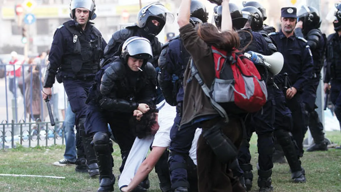 VIOLENŢE la mitingul unionist din Bucureşti. Jandarmii au intervenit în forţă. Mitingul s-a mutat la Universitate FOTO şi VIDEO