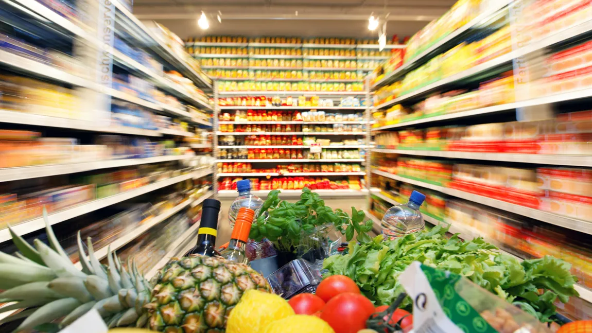 Producătorii şi magazinele, obligaţi să scadă preţul mâncării ce urmează să expire sau să o doneze