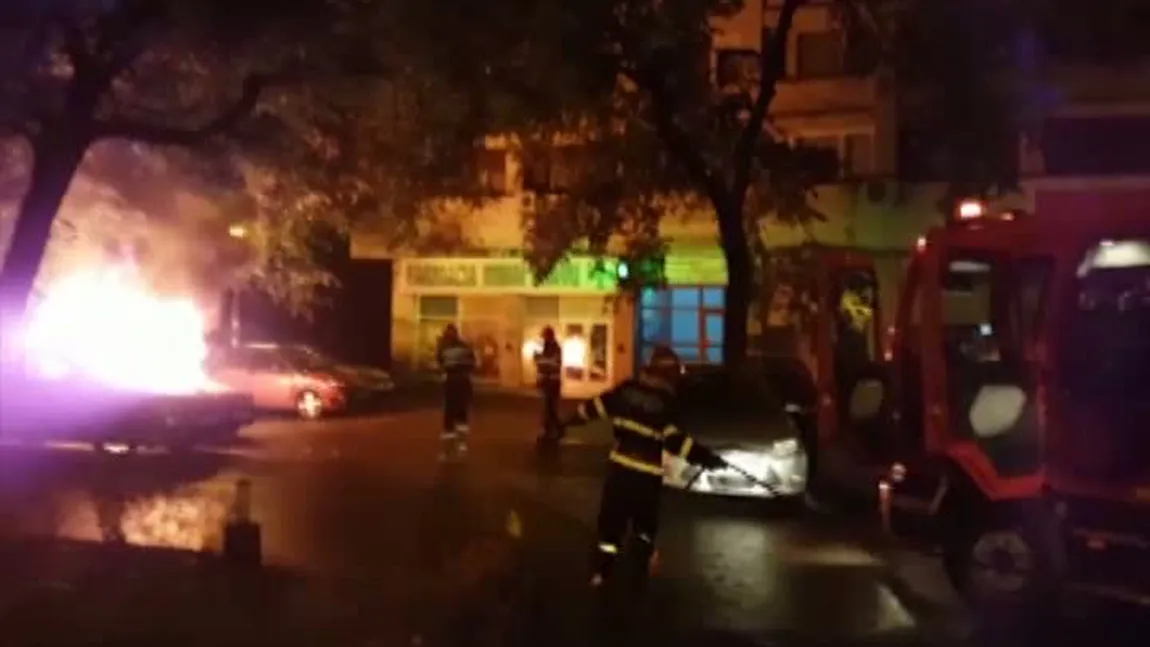 ALERTĂ în Capitală. O maşină a fost incendiată VIDEO