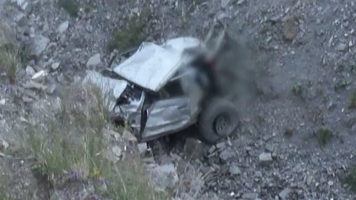 Accident teribil în Munţii Făgăraş. Un şofer a căzut cu maşina în râpă
