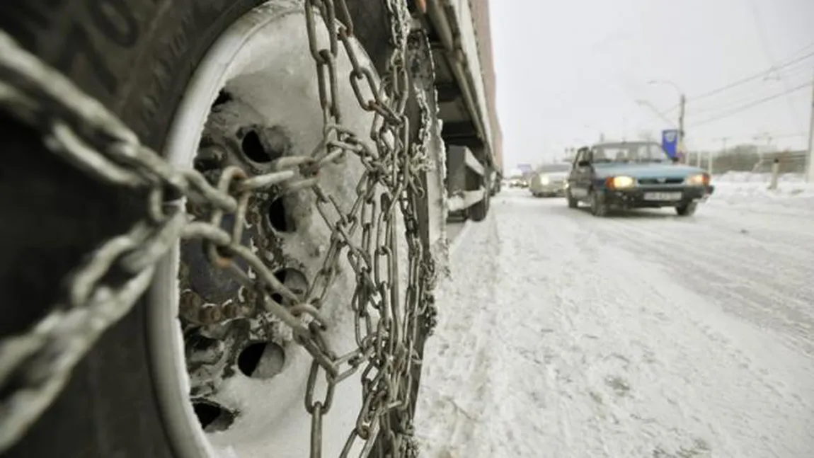 Se circulă în condiţii de iarnă pe mai multe drumuri de iarnă din cauza ninsorii. Au intervenit utilajele de deszăpezire UPDATE