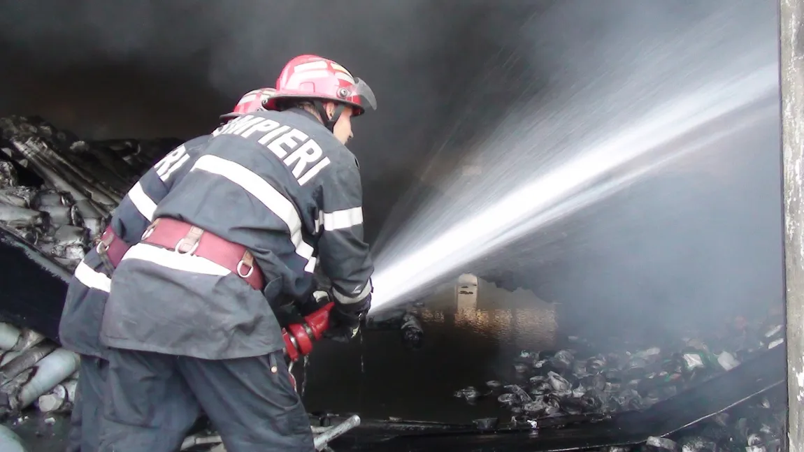 Incendiu violent la un bloc din Drobeta. 80 de persoane au fost evacute
