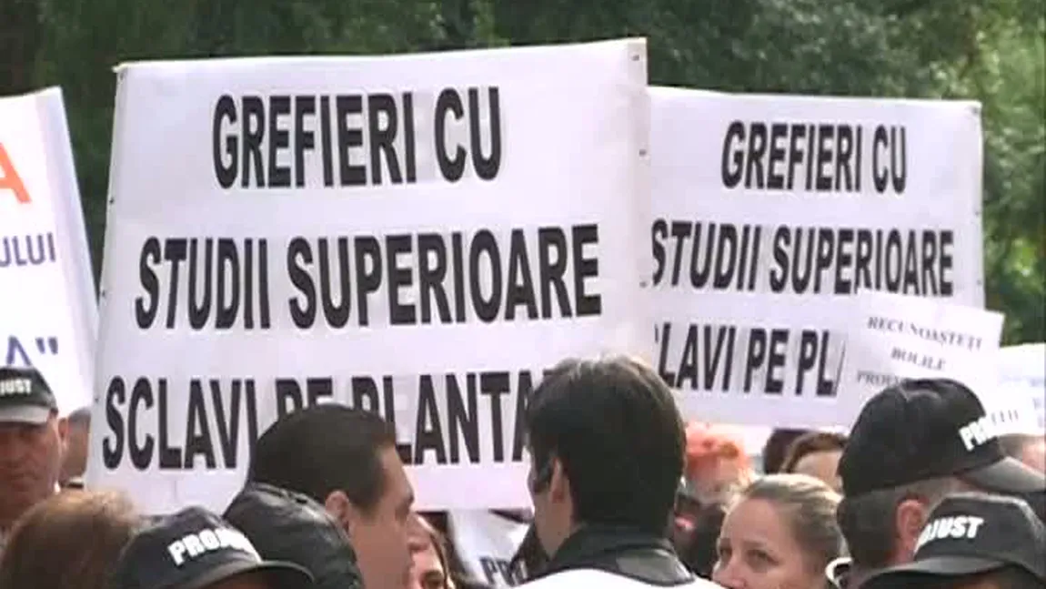 Grefierii au protestat, nemulţumiţi de salarii şi condiţiile de muncă. Iohannis: 