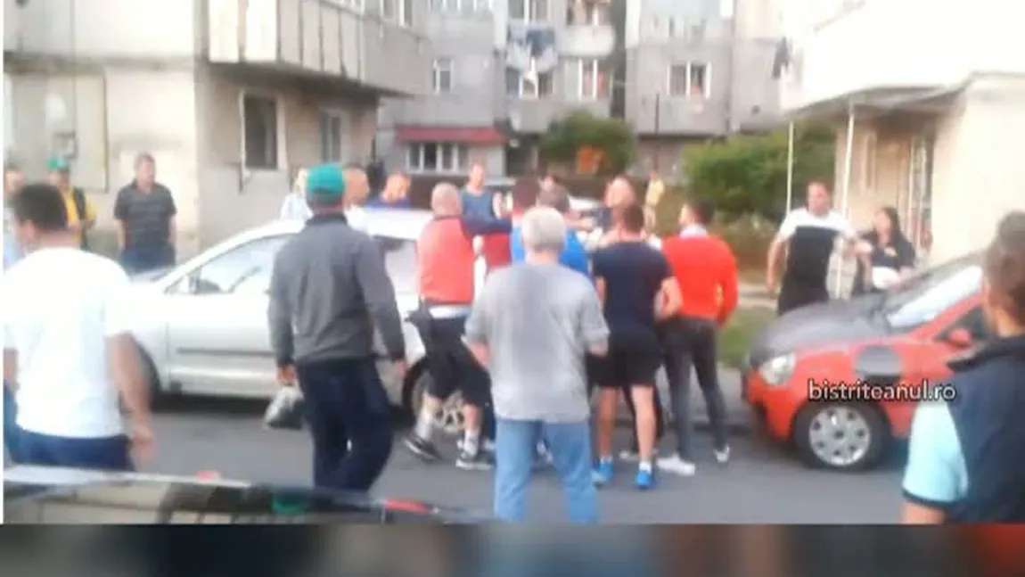 Scandal de amploare în Bistriţa. Mai mulţi oameni s-au luat la bătaie cu taximetriştii după ce un copil a fost rănit într-un accident