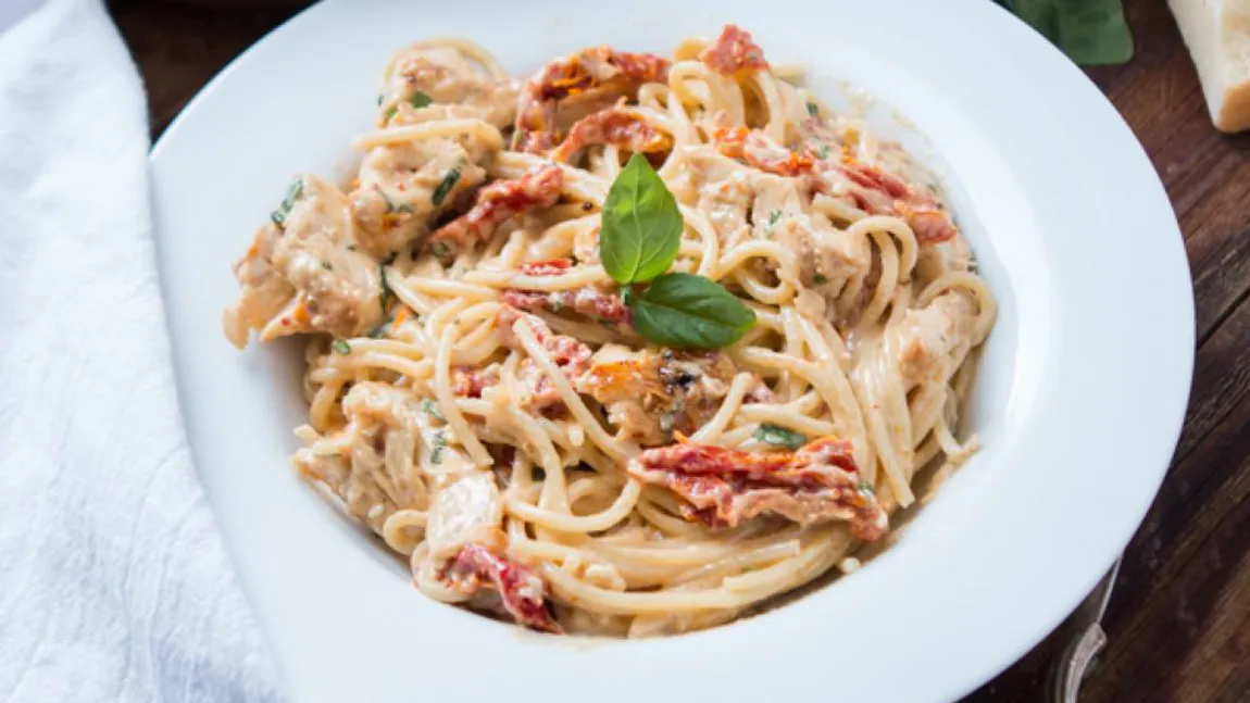 Spaghete cu pui şi roşii uscate. Reţetă cu sos cremos