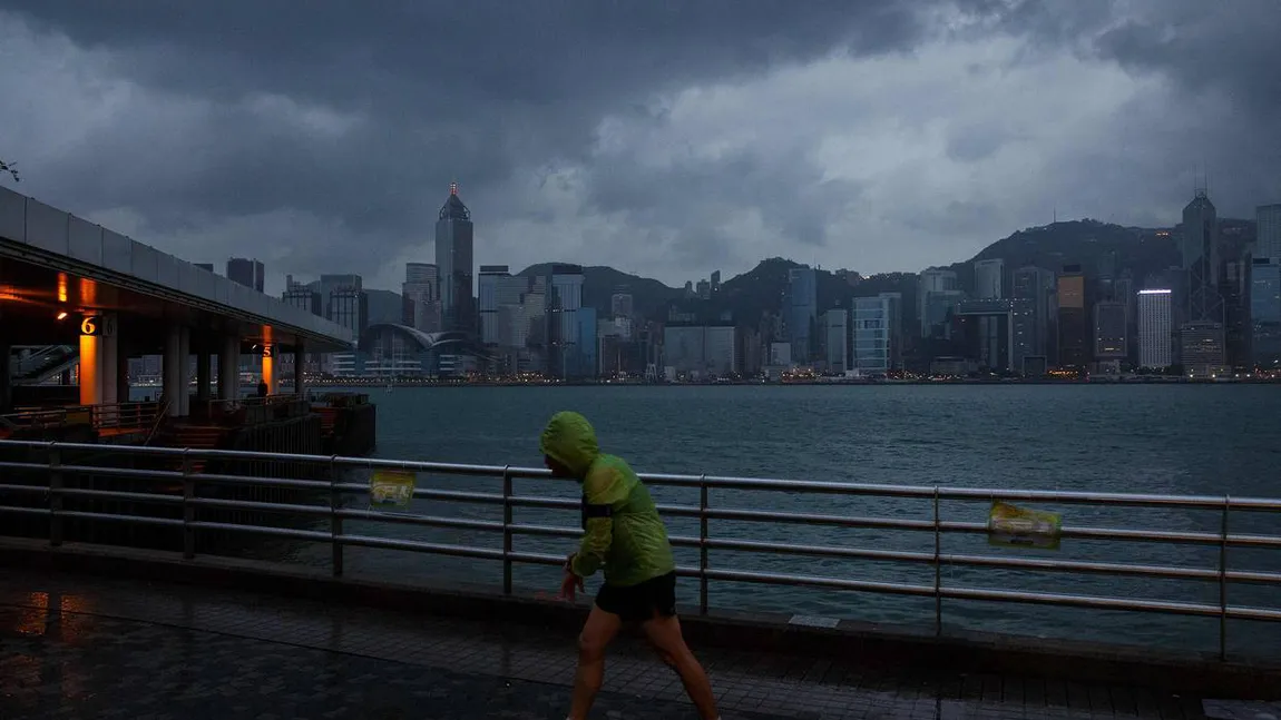 Alertă de gradul 8 în Hong Kong: Taifunul Haima se apropie de regiune GALERIE FOTO