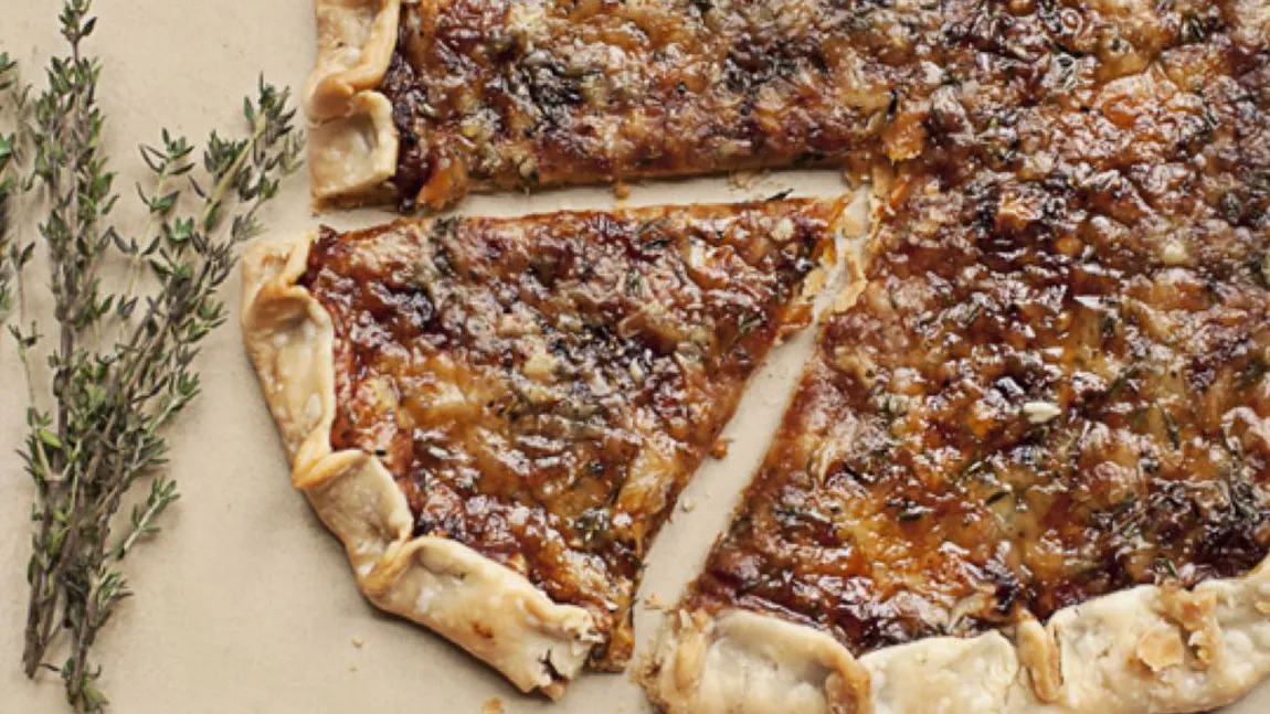 Reţeta zilei: Tartă cu ceapă caramelizată şi brânză