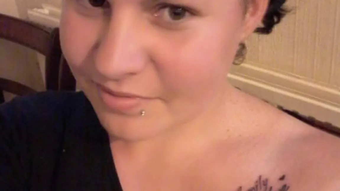 A mers să-şi facă un tatuaj, dar toată lumea a râs de ea. Ce i-a scris de fapt pe piele