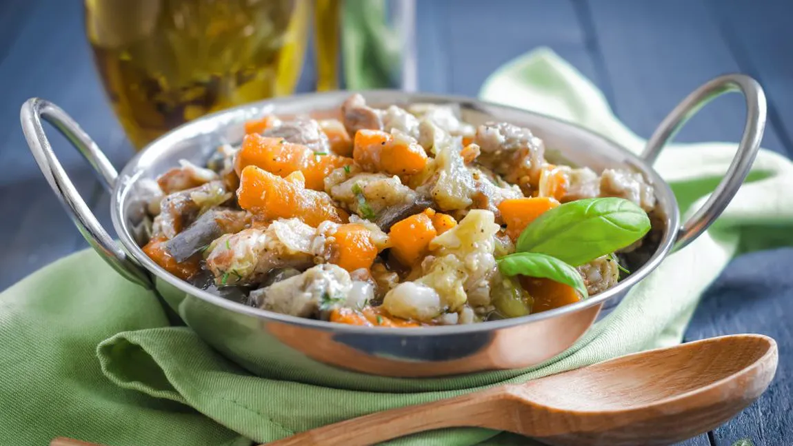 Tocăniţă de pui cu cartofi şi morcovi, reţetă delicioasă de toamnă