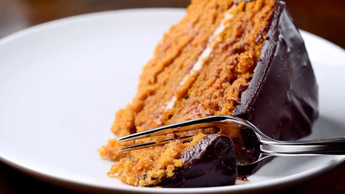 Desertul zilei: Tort de dovleac cu cremă de brânză şi ganache de ciocolată
