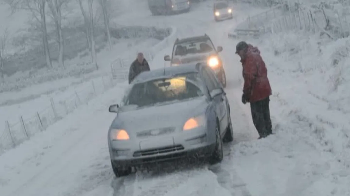 Zeci de familii dintr-un sat din Munţii Apuseni, blocate din cauza troienelor de zăpadă