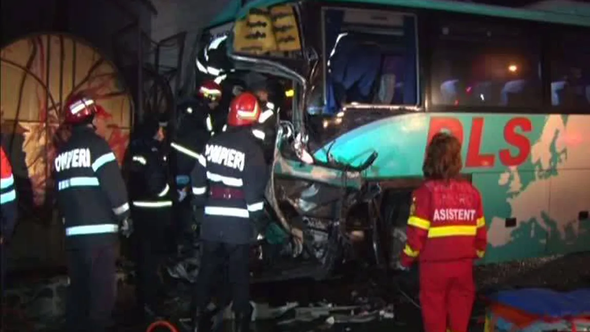 Două autobuze pline cu pasageri s-au ciocnit la Piteşti. Două persoane au rămas internate. Poliţia a deschis dosar penal VIDEO