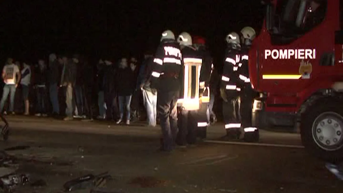 Accident cumplit, doi oameni grav răniţi. O camionetă cu lemne, lăsată în mijlocul drumului VIDEO