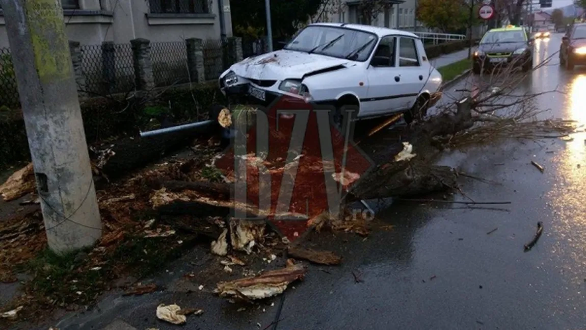 Accident spectaculos din cauza vremii. Şoferul a fugit de la faţa locului