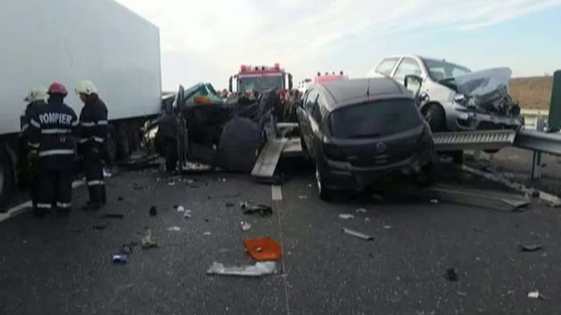 Accident grav pe A1. Circulaţia a fost blocată după ce trei maşini au căzut de pe o platformă FOTO
