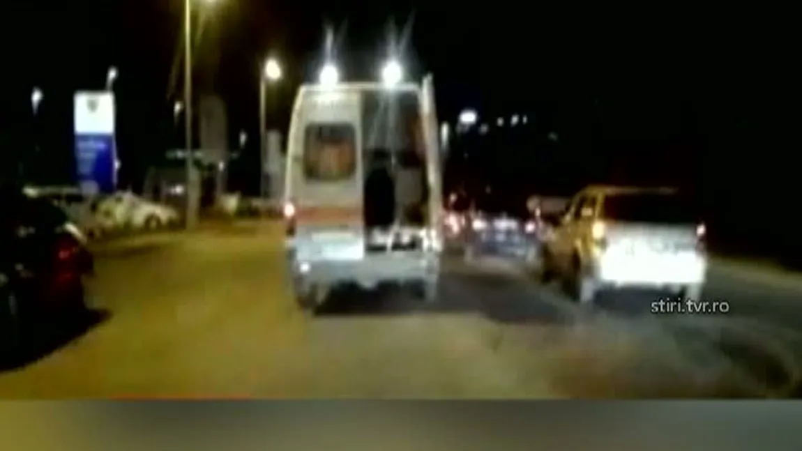 ANCHETĂ de amploare în Capitală. O ambulanţă, surprinsă cu uşile deschise în mers VIDEO