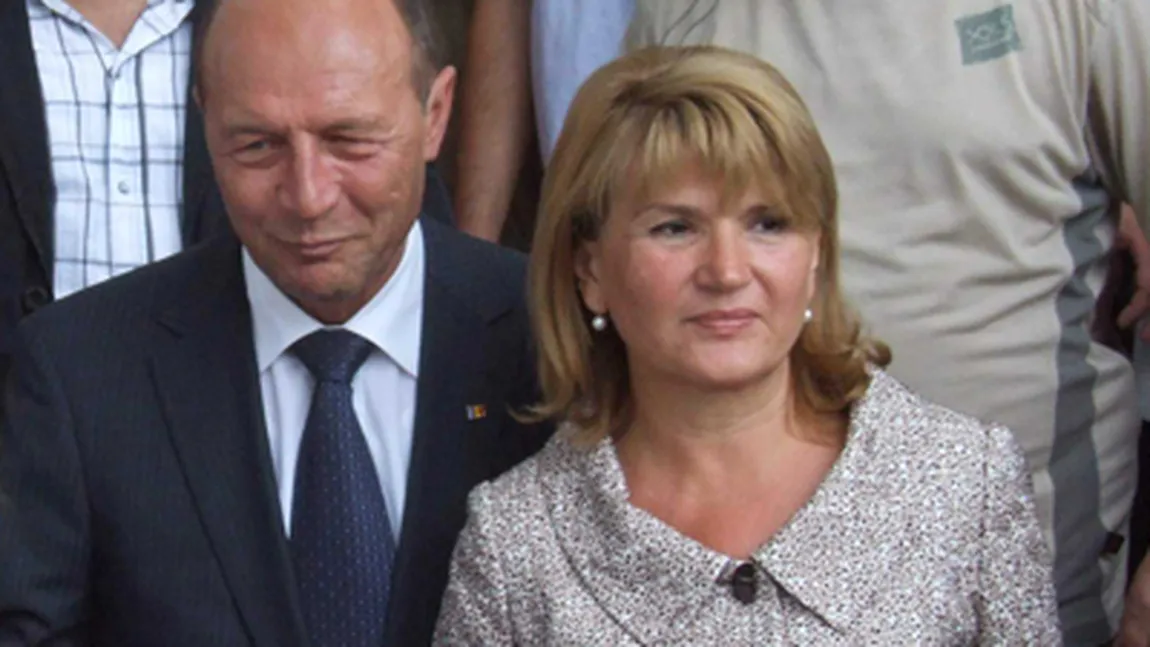 Traian Băsescu şi soţia sa au depus jurământul ca cetăţeni ai Republicii Moldova VIDEO