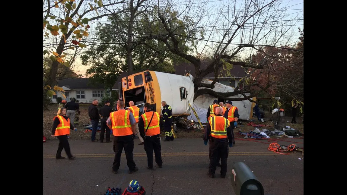 Accident grav cu un microbuz şcolar în SUA: cel puţin 6 morţi şi zeci de răniţi