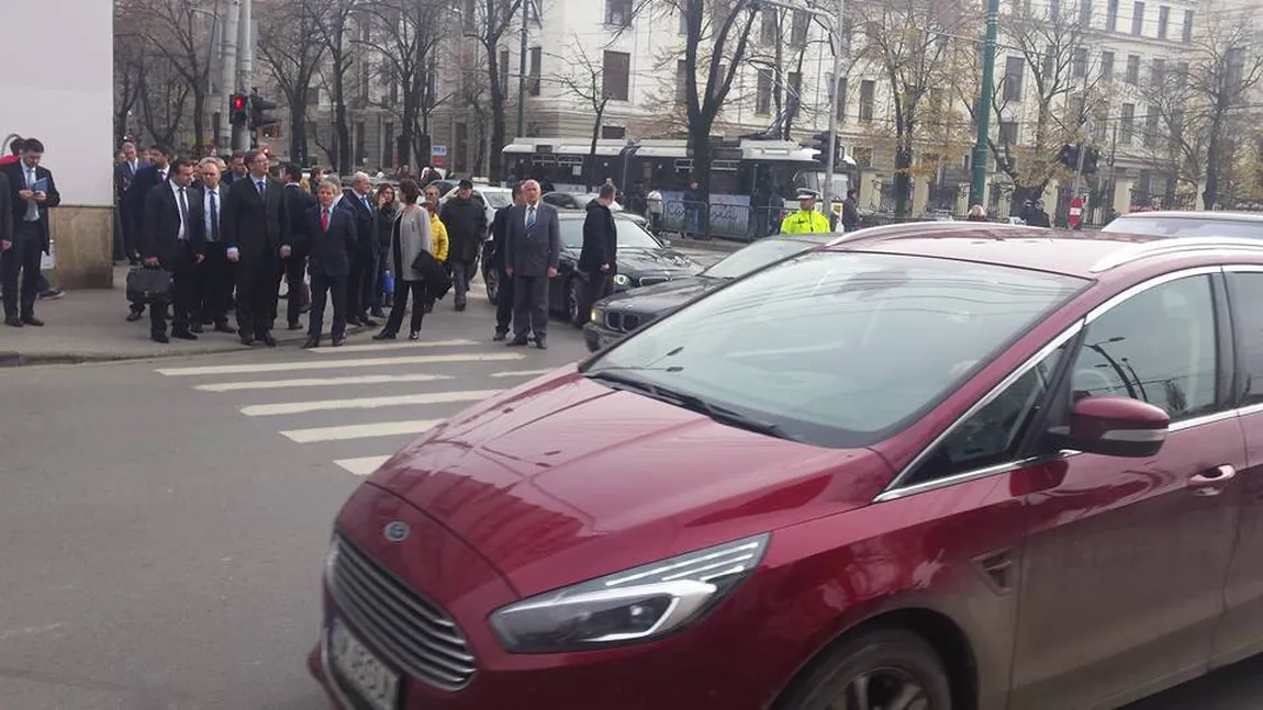 Dacian Cioloş a refuzat să traverseze pe roşu deşi poliţia oprise circulaţia pentru ca el să treacă