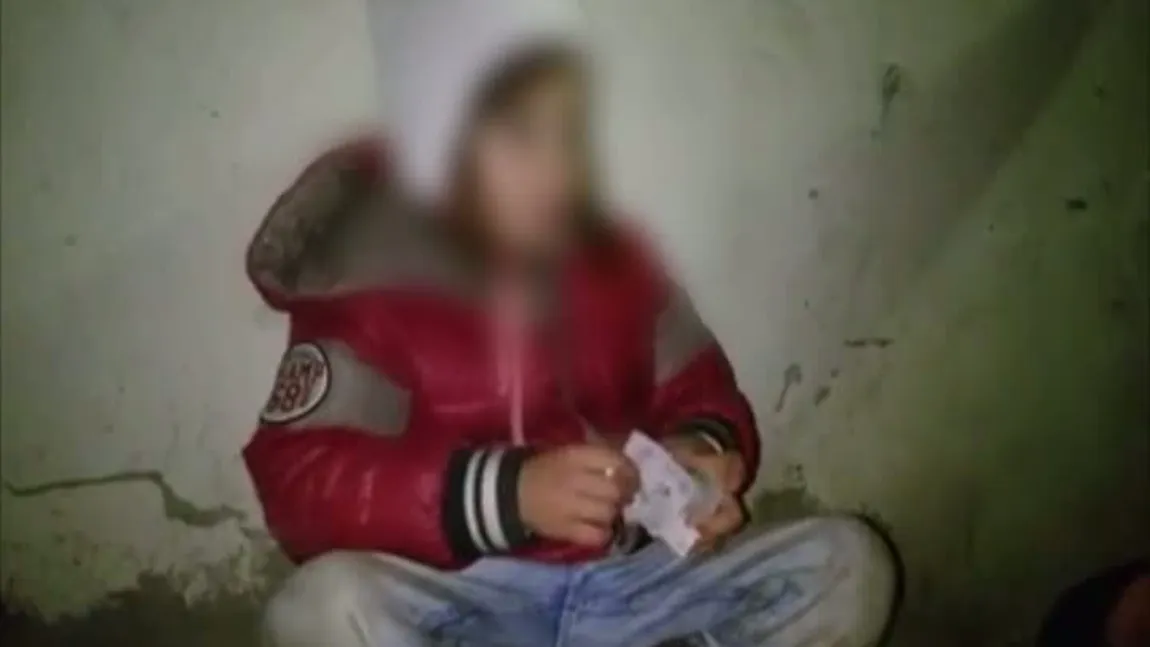 Imagini cutremurătoare cu o fetiţă care cerşeşte. Vezi ce păţeşte dacă nu duce 10 lei acasă VIDEO
