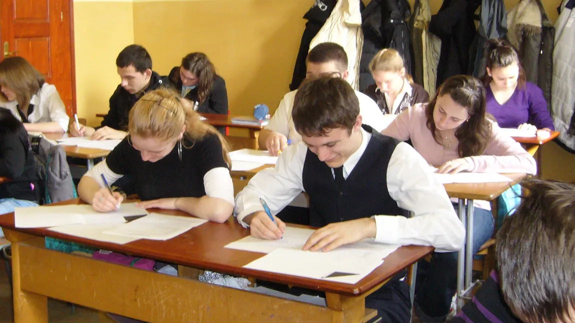 PREMII importante în bani pentru elevii cu rezultate deosebite la învăţătură din România. Anunţul Ministerului Educaţiei
