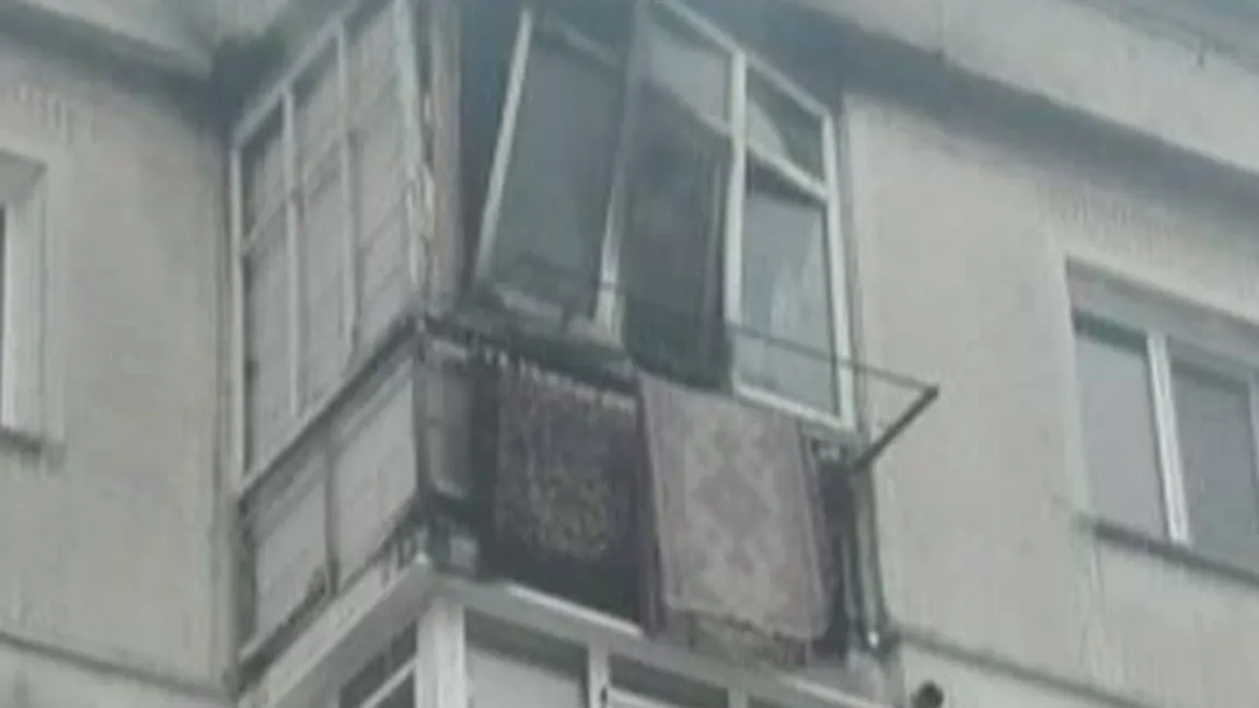 EXPLOZIE urmată de incendiu la un bloc din Botoşani. Mai multe persoane au fost evacuate VIDEO
