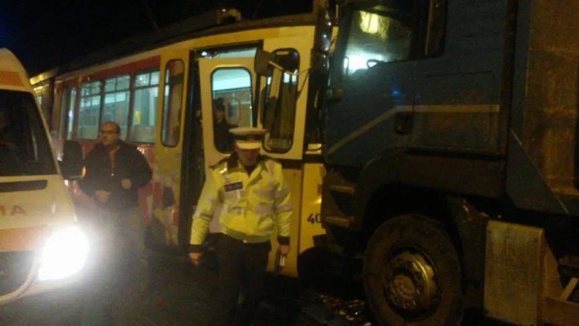 Tramvai lovit de un camion de lemne. Şoferul nu ştie ce s-a întâmplat cu el