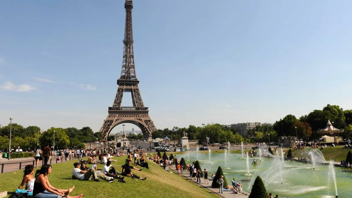 Români condamnaţi în Franţa, pentru că jefuiau turişti la Turnul Eiffel şi Versaille