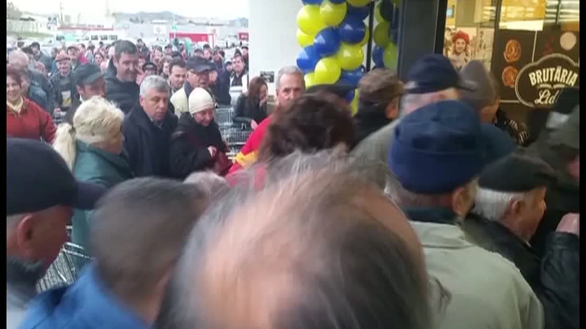 Îmbulzeală pentru maşini de tocat, la inaugurarea unui supermarket din Prahova VIDEO