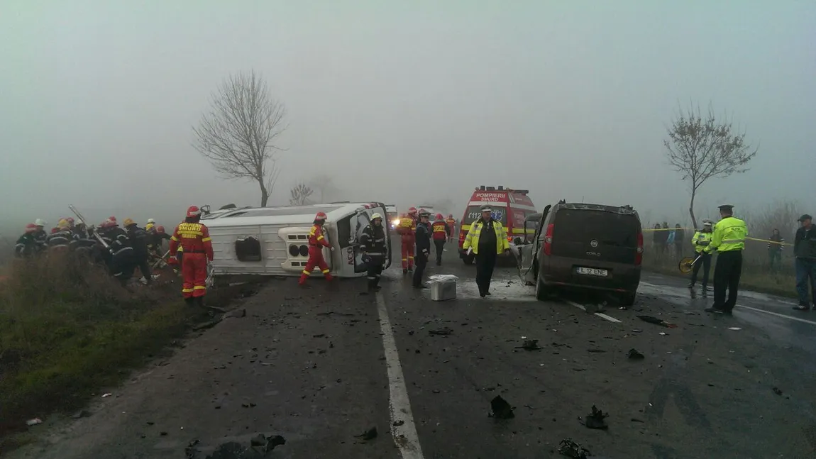 ACCIDENT GRAV pe DN2. Trei morţi şi 18 răniţi. Un microbuz de persoane a intrat violent într-o autoutilitară VIDEO