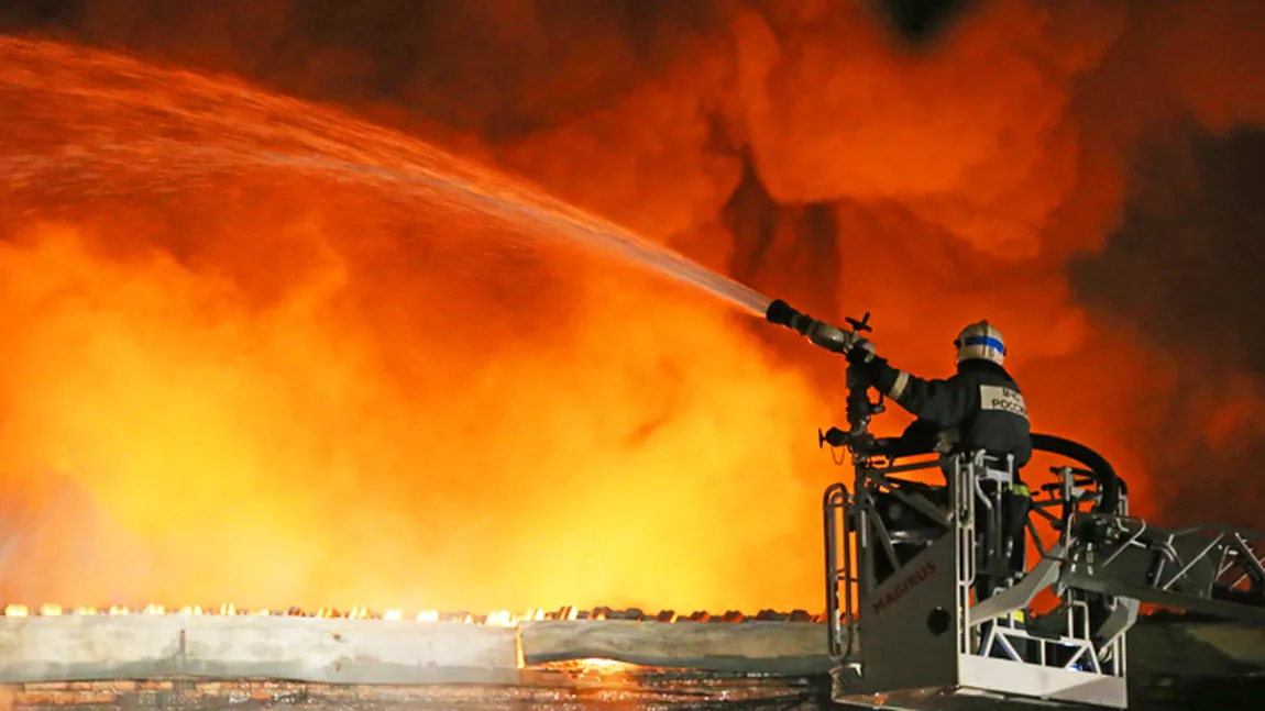 Incendiu la un centru comercial din centrul Moscovei. Peste 1.000 de oameni au fost evacuaţi