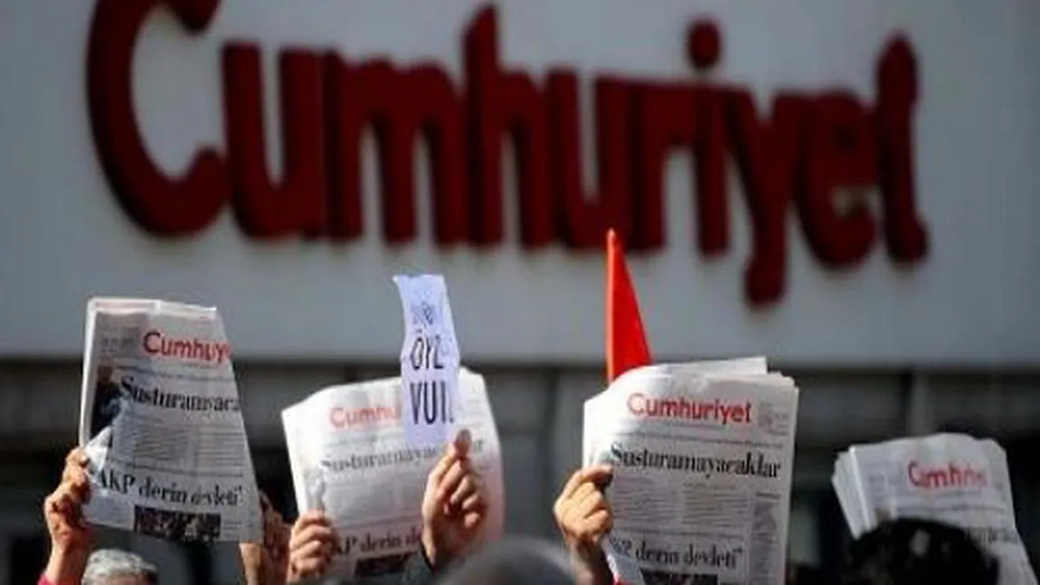 Nouă membri ai unui ziar de opoziţie din Turcia, în arest preventiv