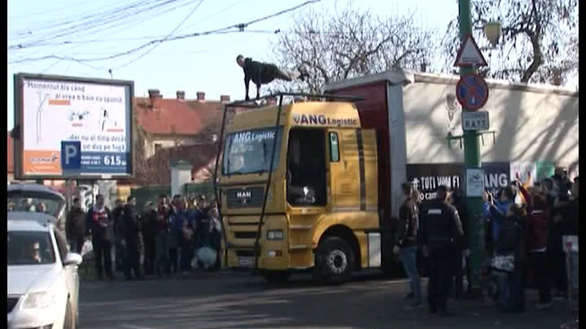 Număr inedit de magie la Timişoara. Un iluzionist a levitat deasupra unui tir de 13 tone fără şofer VIDEO