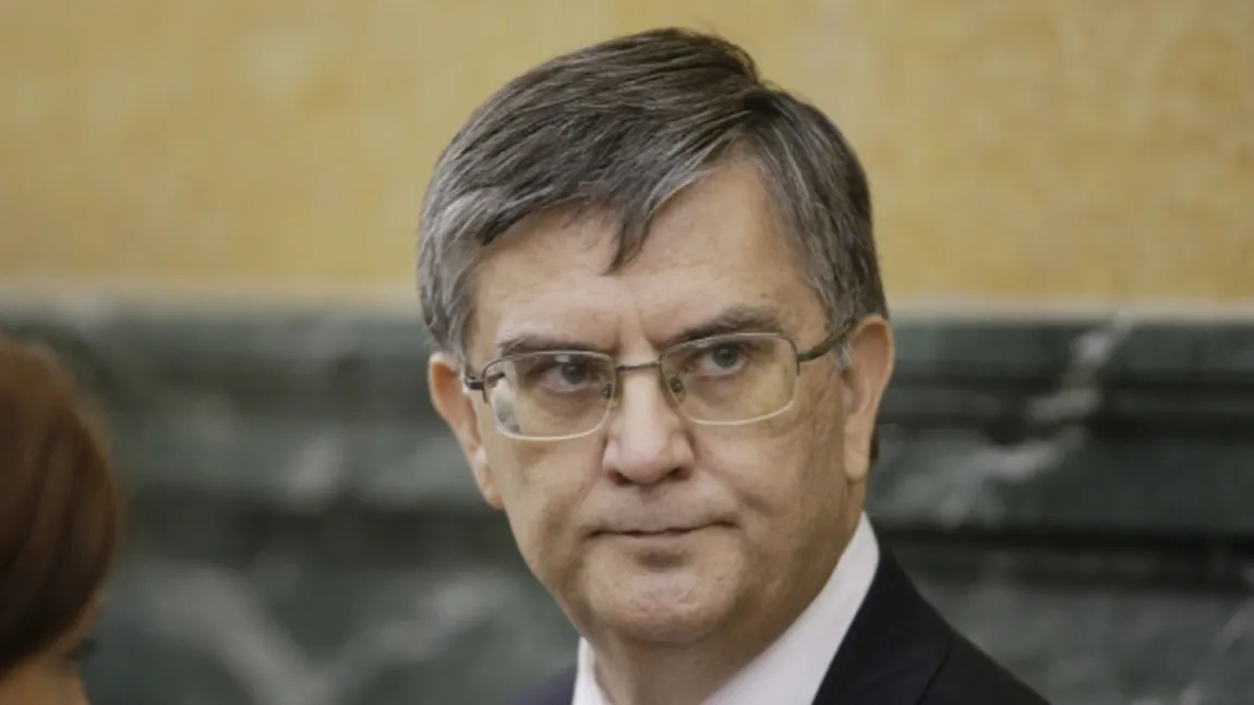 Mircea Dumitru vrea revenirea la legea dublei specializări pentru a rezolva criza profesorilor în universităţi