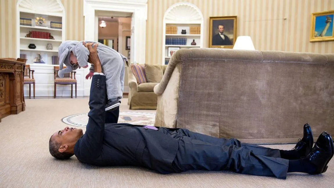 Barack Obama, opt ani la Casa Albă în fotografii care au devenit virale. Instanatanee de excepţie GALERIE FOTO