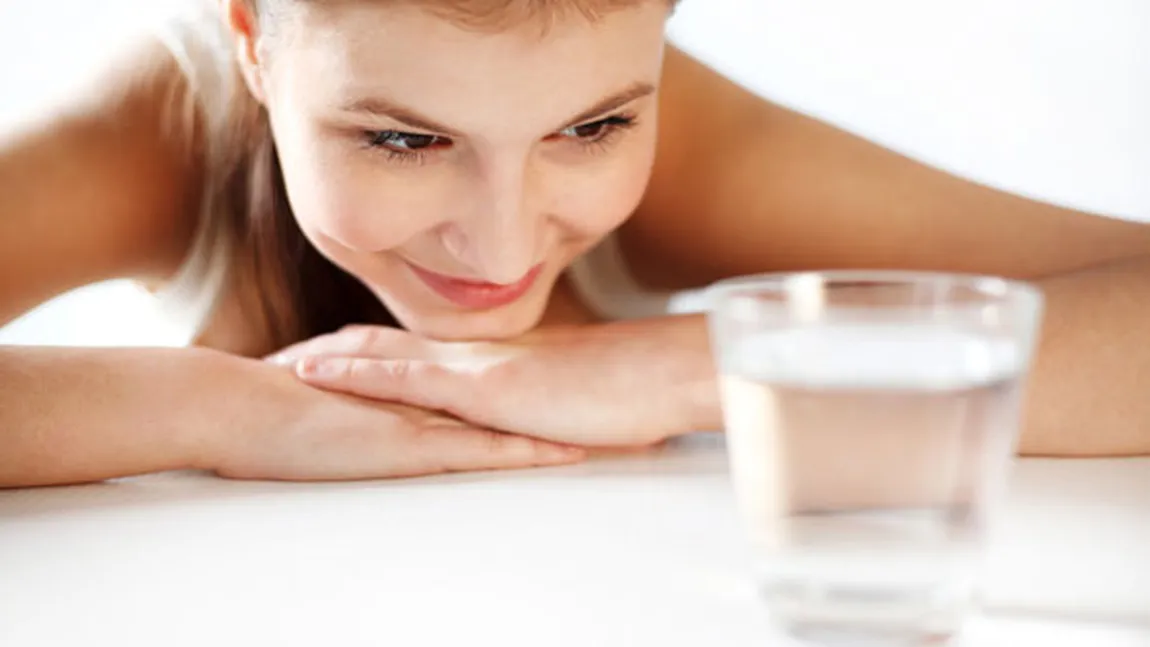 Ce se întâmplă dacă bei un pahar cu apă pe stomacul gol timp de o lună