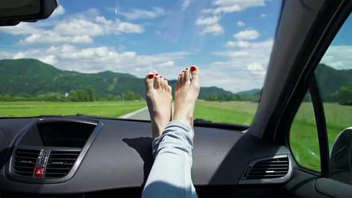 A stat cu picioarele pe bordul maşinii. Ce s-a întâmplat a marcat-o pe viaţă
