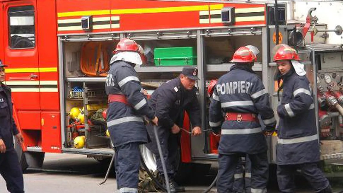 Incendiu la subsolul unui bloc din Capitală. Un pompier a fost rănit VIDEO