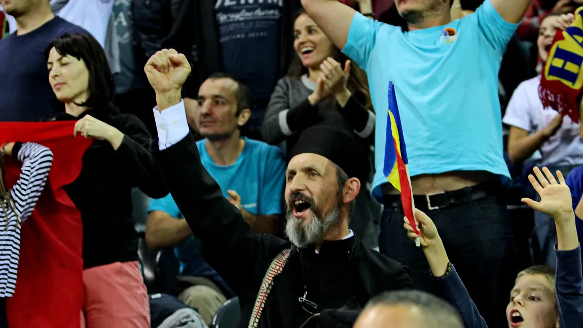 Inedit, suporter în sutană. Un preot din Cluj, fan înfocat al naţionalei de handbal a României