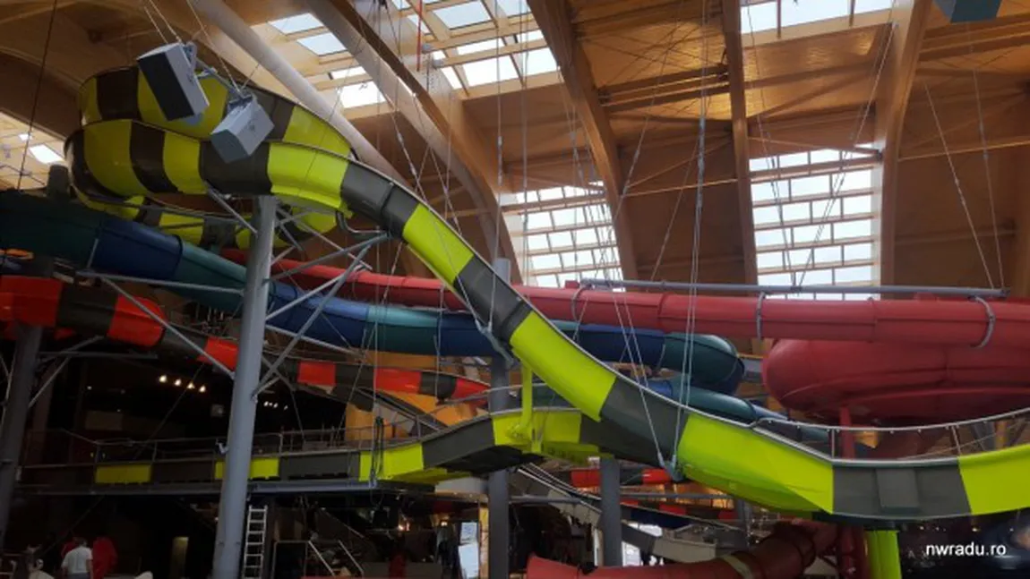 Incident la Therme Bucureşti:Tânăr de 30 de ani, operat de urgenţă după ce s-a tăiat în timp ce se dădea pe tobogan