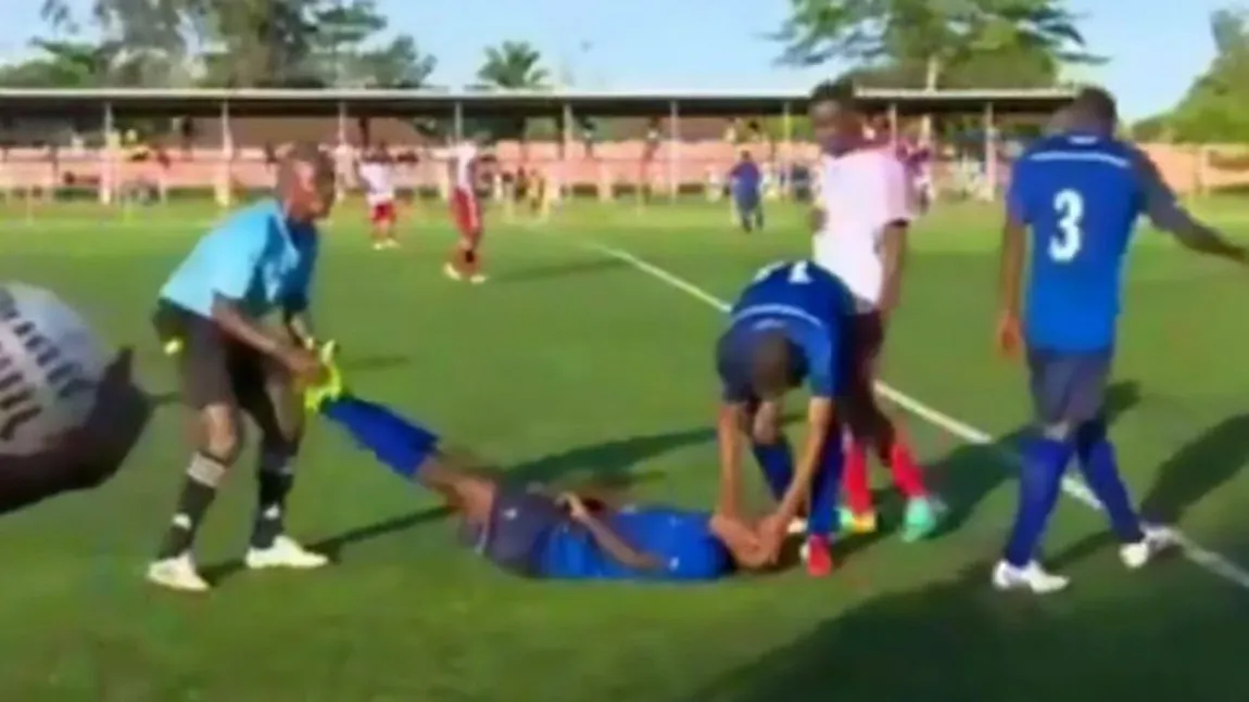Un fotbalist de doar 19 ani A MURIT pe terenul de FOTBAL. Un nou caz Patrick Ekeng VIDEO