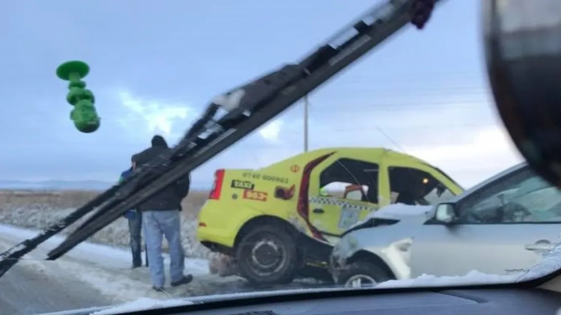 Accident grav în Sibiu din cauza zăpezii. Şase persoane au fost rănite după ce un taxi a derapat