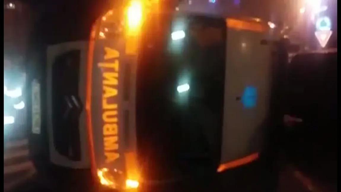 Accident cu ambulanţa. O tânără însărcinată şi o asistentă, în stare gravă VIDEO