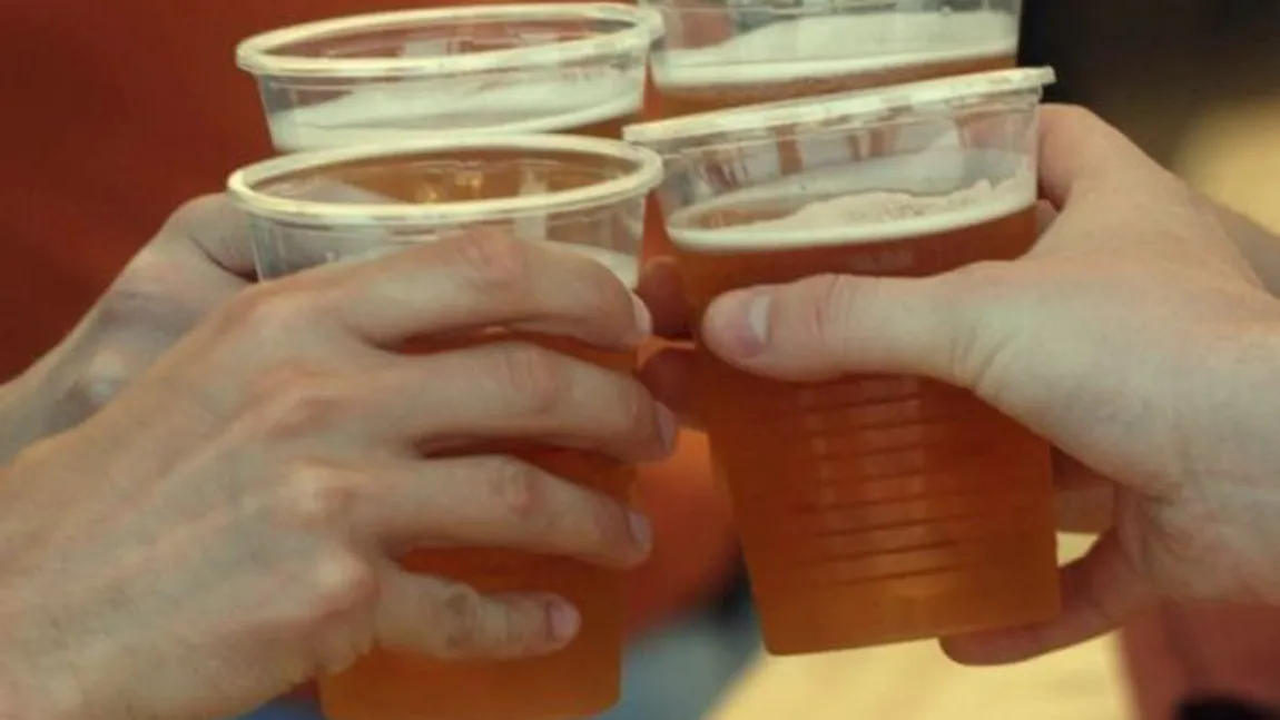 Paradoxul băuturii la români. De 3 ori mai puţini alcoolici ca în UE, de 3 ori mai multe decese cauzate de alcool