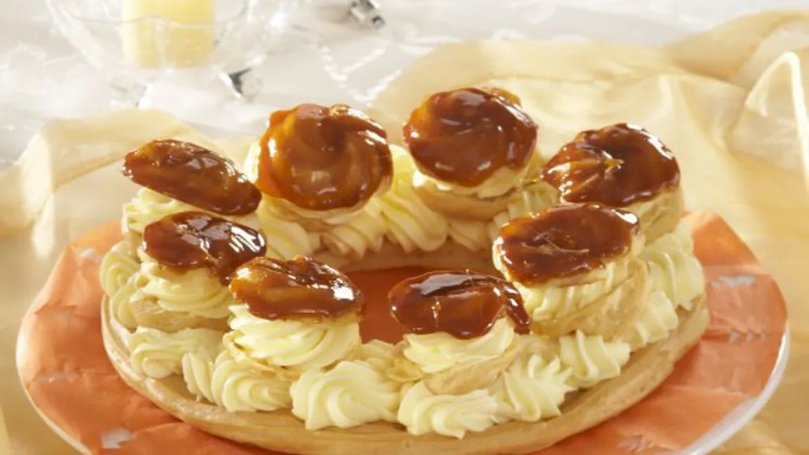 Desertul zilei: Coroniţă cu cremă de vanilie