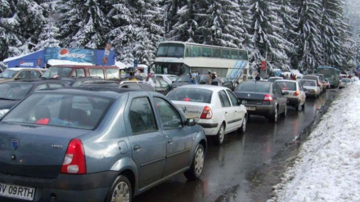 Aglomeraţie pe Valea Prahovei. Se circulă în coloană în dreptul staţiunilor montane